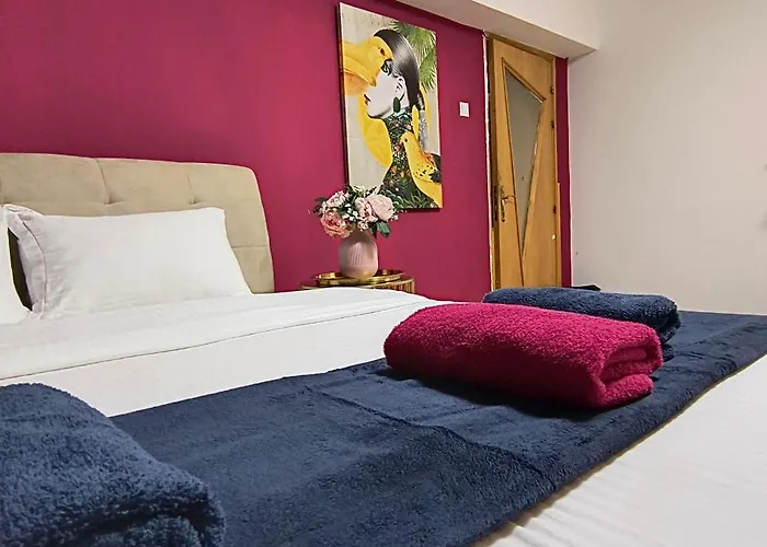 Old Town Central Apartment With 4 Private Bedrooms For Up To 14 People