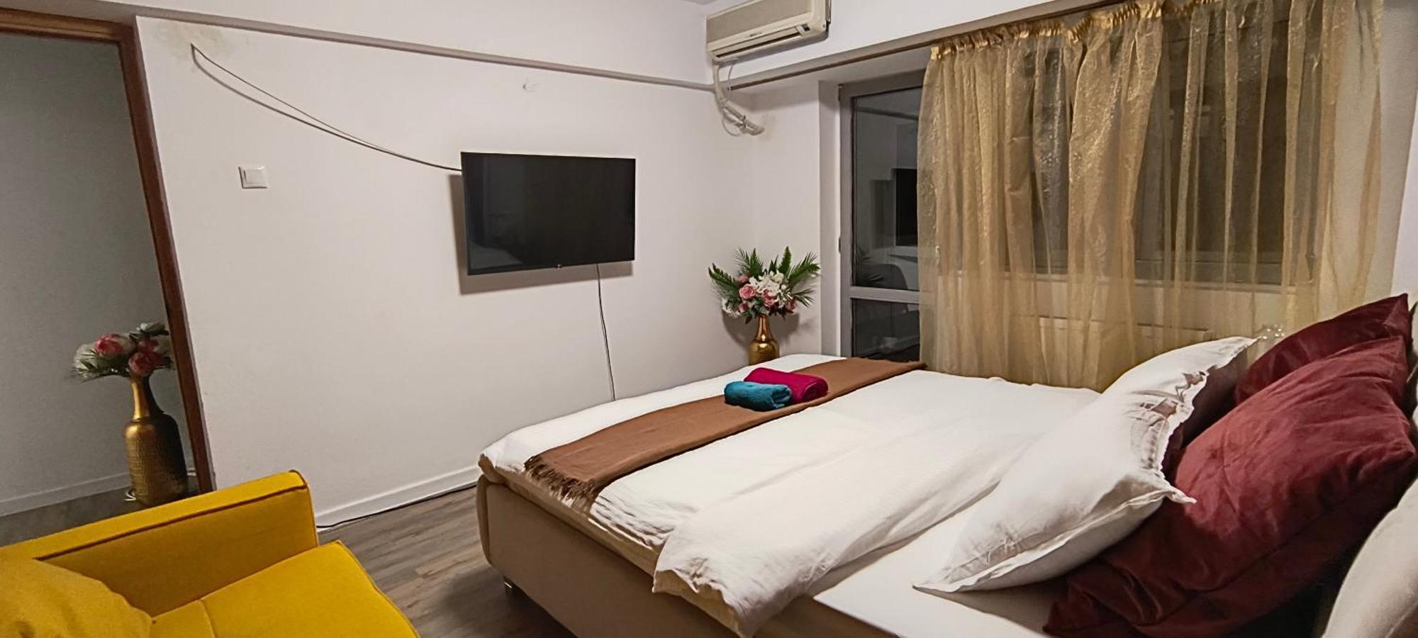 Old Town With 4 Private Bedrooms For Up To 14 People Bucureşti