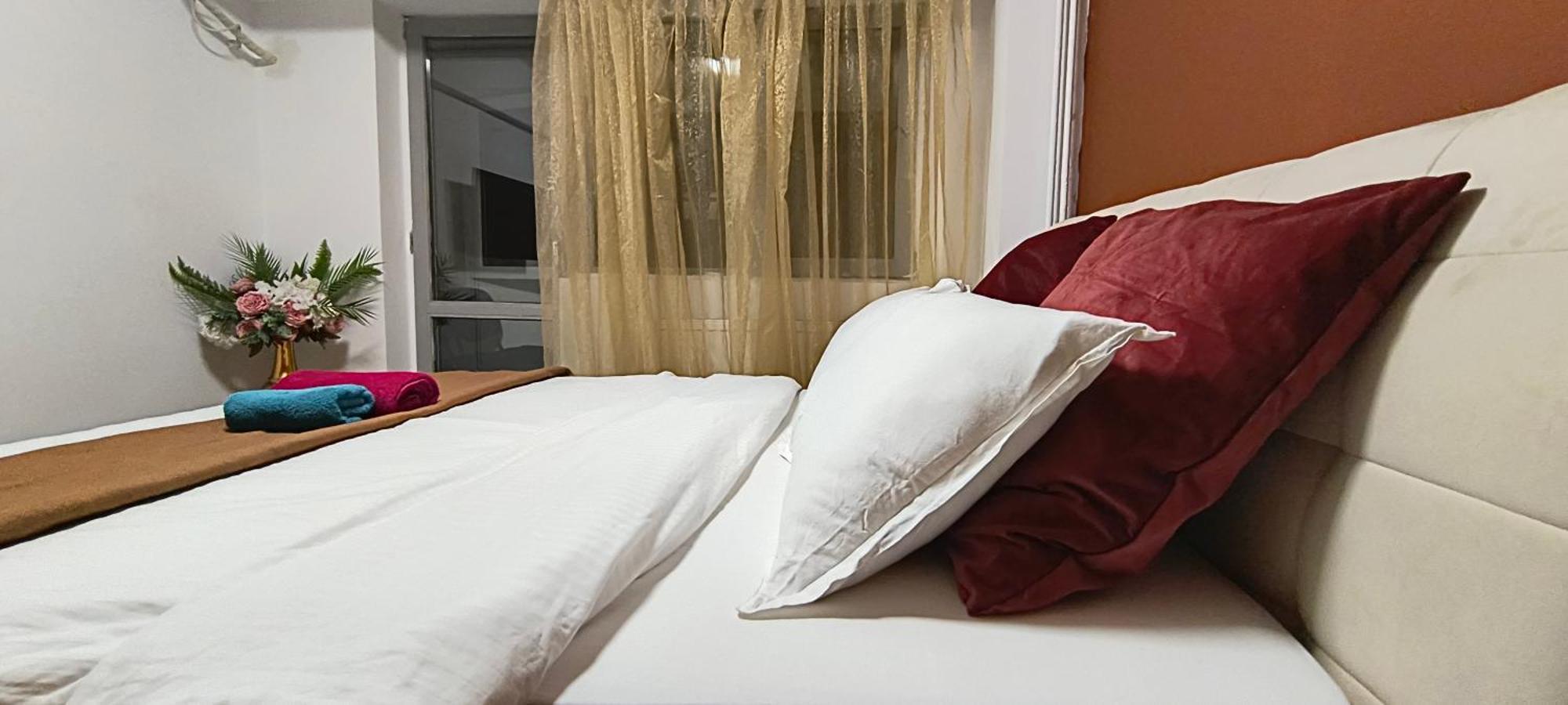 Old Town With 4 Private Bedrooms For Up To 14 People * Bucureşti