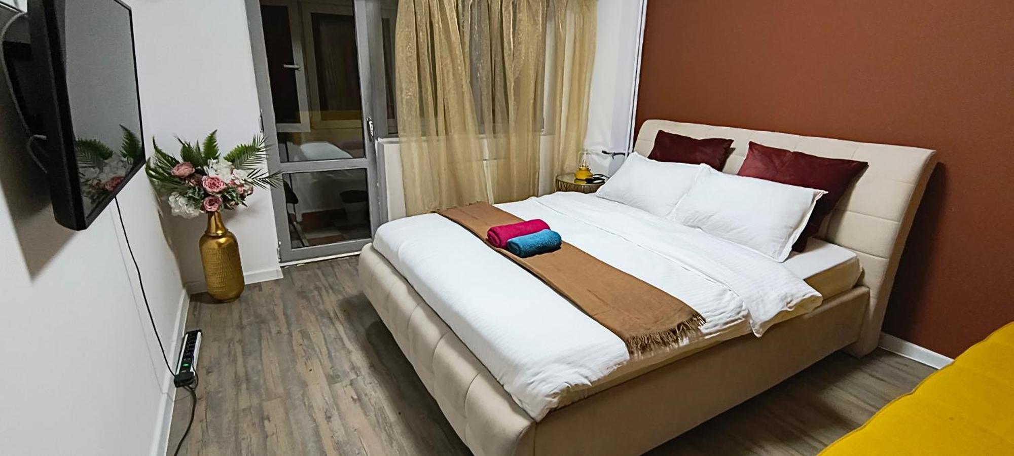 Old Town With 4 Private Bedrooms For Up To 14 People
